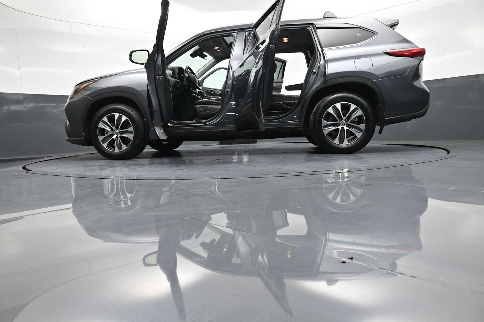 Used 2022 Toyota Highlander XLE AWD/4WD image 50