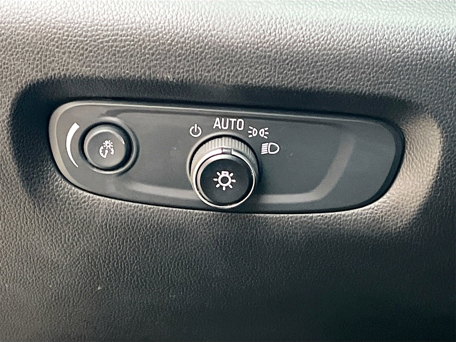 Used 2023 Chevrolet Traverse Premier w/ Redline Edition image 10