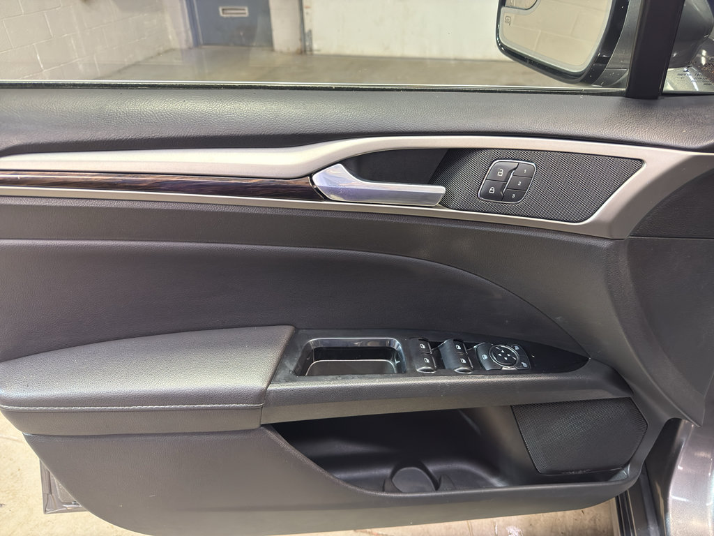 Used 2014 Ford Fusion SE w/ Equipment Group 202A FWD image 15