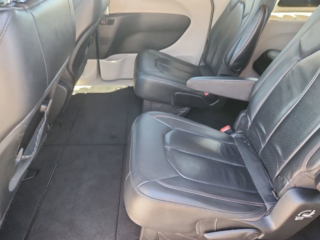 Used 2020 Chrysler Pacifica Touring-L FWD image 11