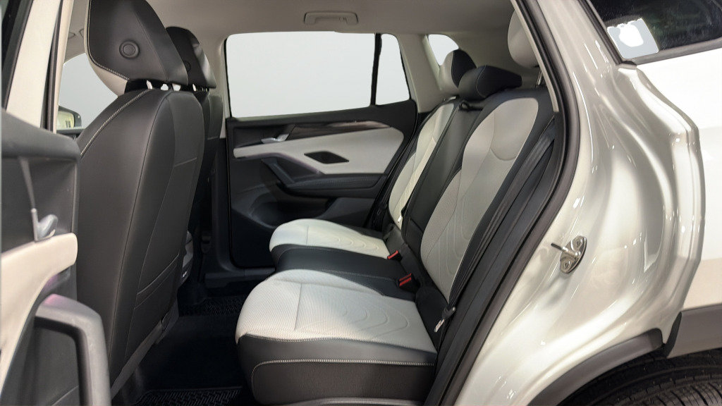 Used 2025 Volkswagen Tiguan SE AWD/4WD image 29