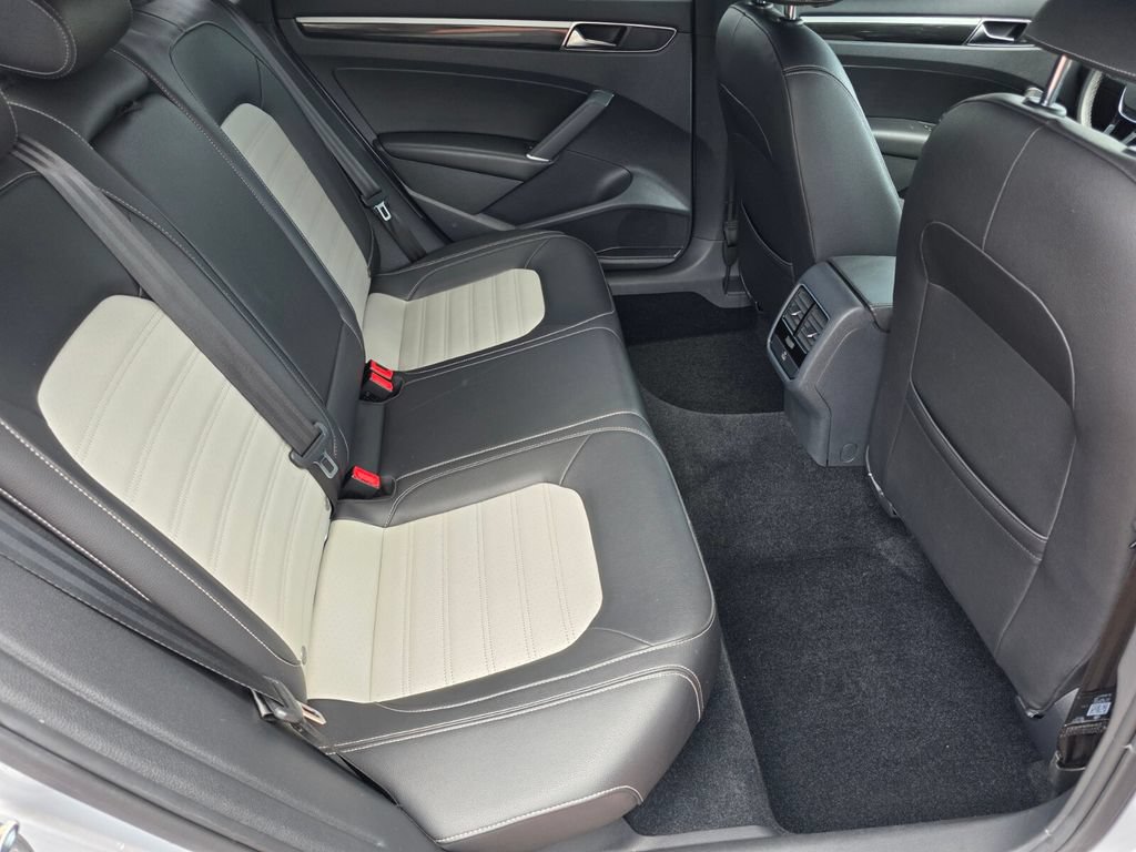 Used 2018 Volkswagen Passat 3.6 FWD image 25