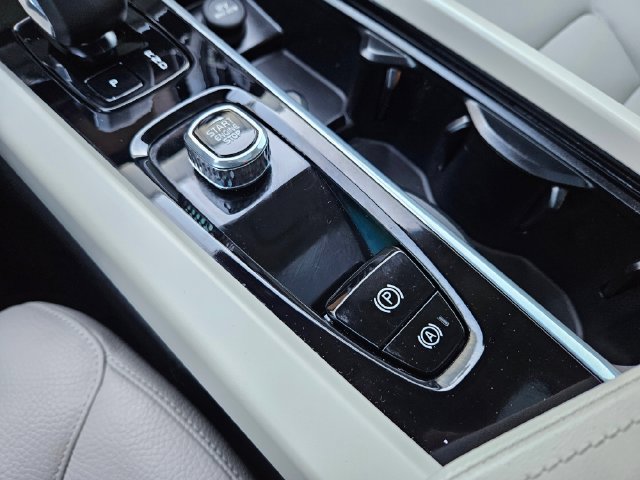 Certified 2024 Volvo XC60 T8 Plus w/ Protection Package Premier AWD/4WD image 29