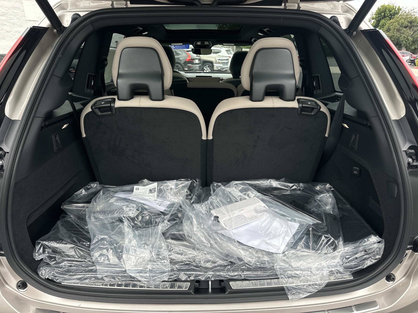 New 2026 Volvo XC90 T8 Plus w/ Protection Package Premier AWD/4WD image 19