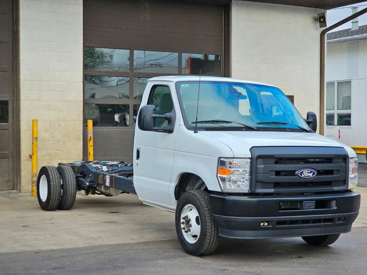 Used 2027 Ford E-450 and Econoline 450 Super Duty w/ Driver's Safety Package RWD image 3