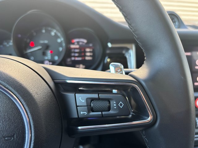Certified 2025 Porsche Macan image 17