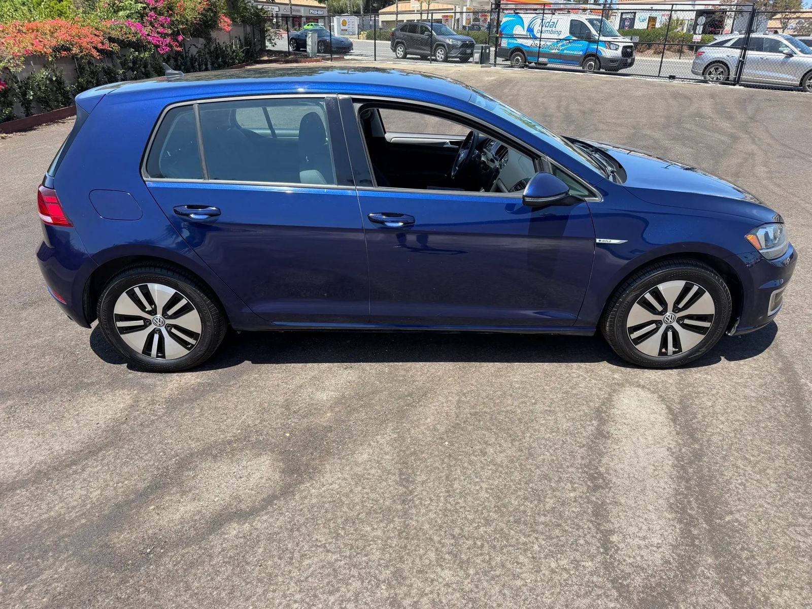 Used 2017 Volkswagen e-Golf SE FWD image 4