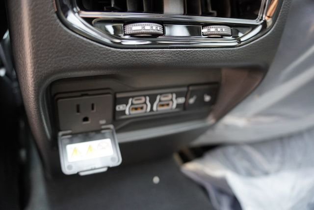 New 2025 Jeep Grand Cherokee Limited w/ Black Appearance Package image 13