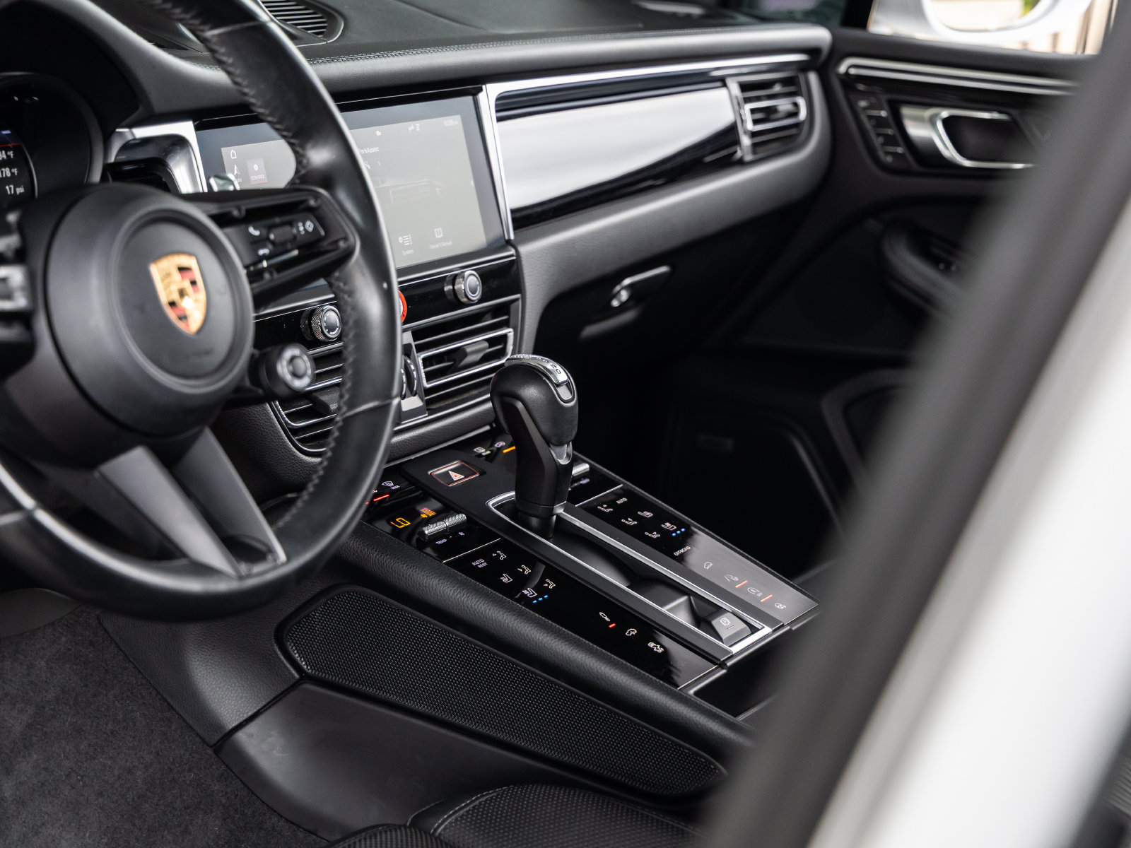 Certified 2022 Porsche Macan S AWD/4WD image 23