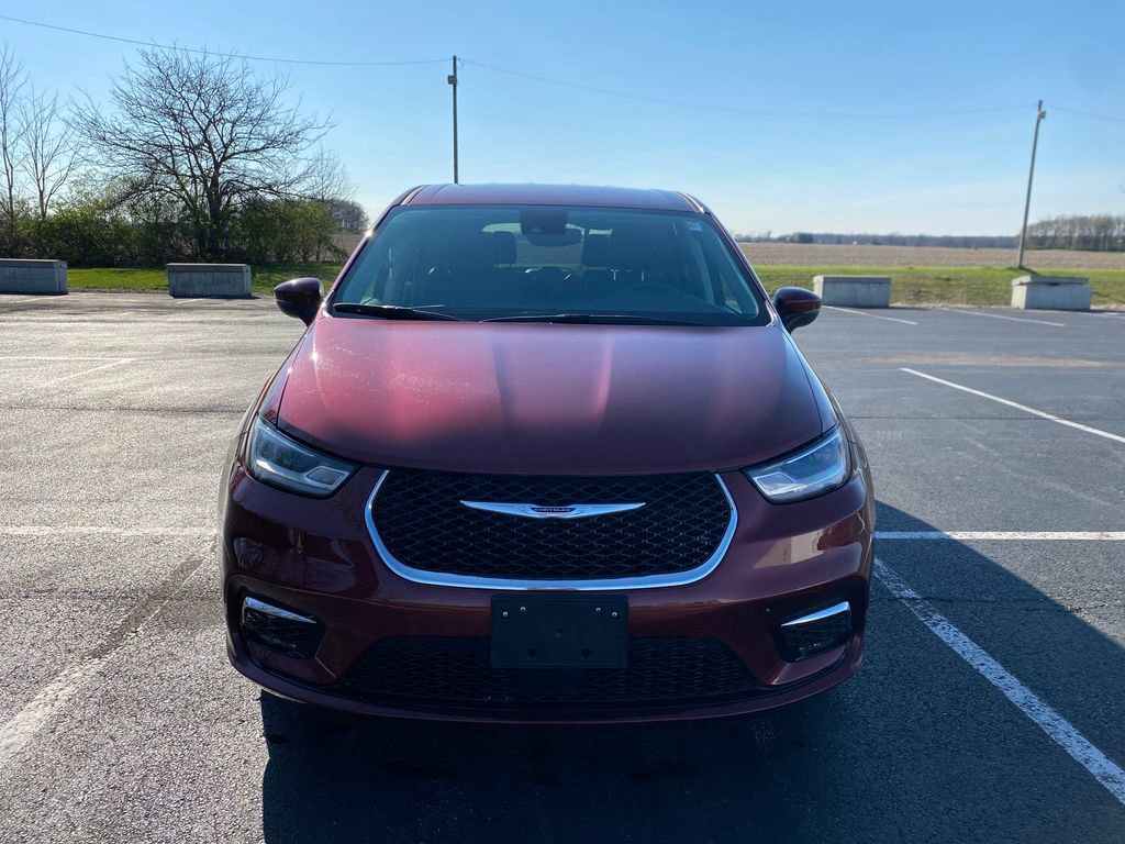 Used 2023 Chrysler Pacifica Touring-L image 2