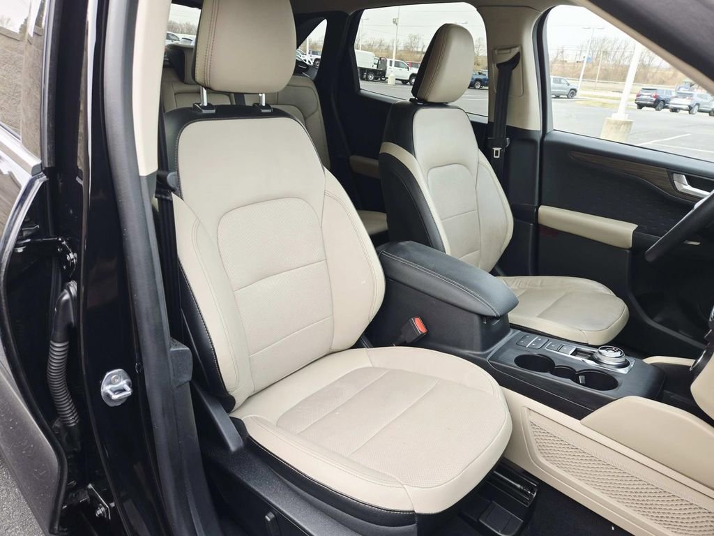 Used 2020 Ford Escape Titanium image 17