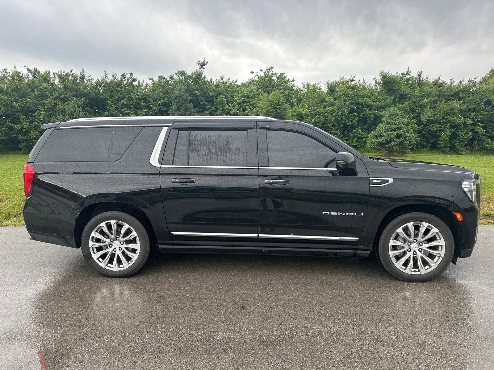 Used 2024 GMC Yukon XL Denali w/ Denali Reserve Package AWD/4WD image 13
