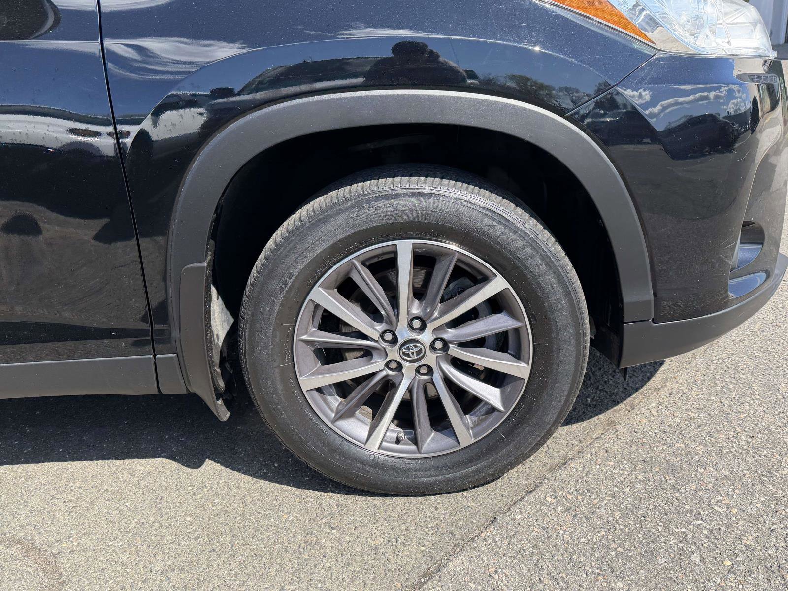 Used 2019 Toyota Highlander XLE AWD/4WD image 8