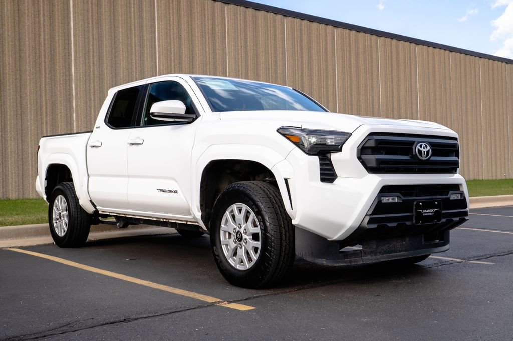 Used 2025 Toyota Tacoma SR5 AWD/4WD image 2