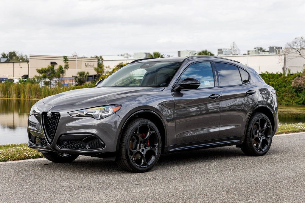 New 2025 Alfa Romeo Stelvio Sprint image 7