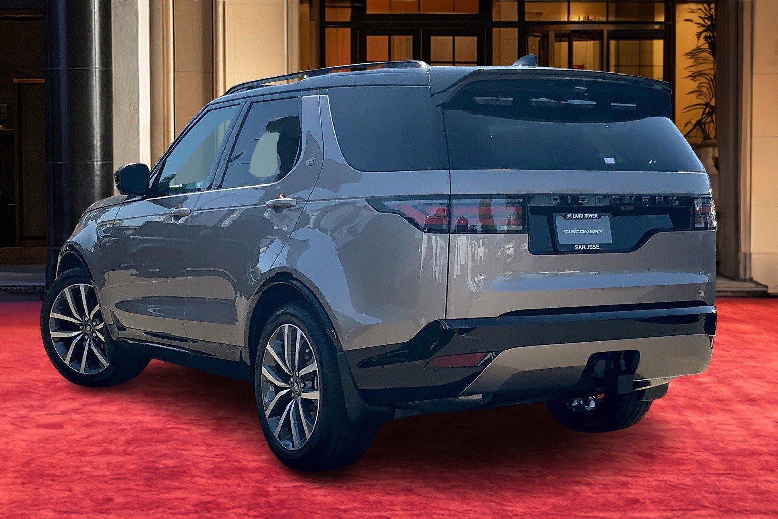 New 2025 Land Rover Discovery Dynamic SE image 4