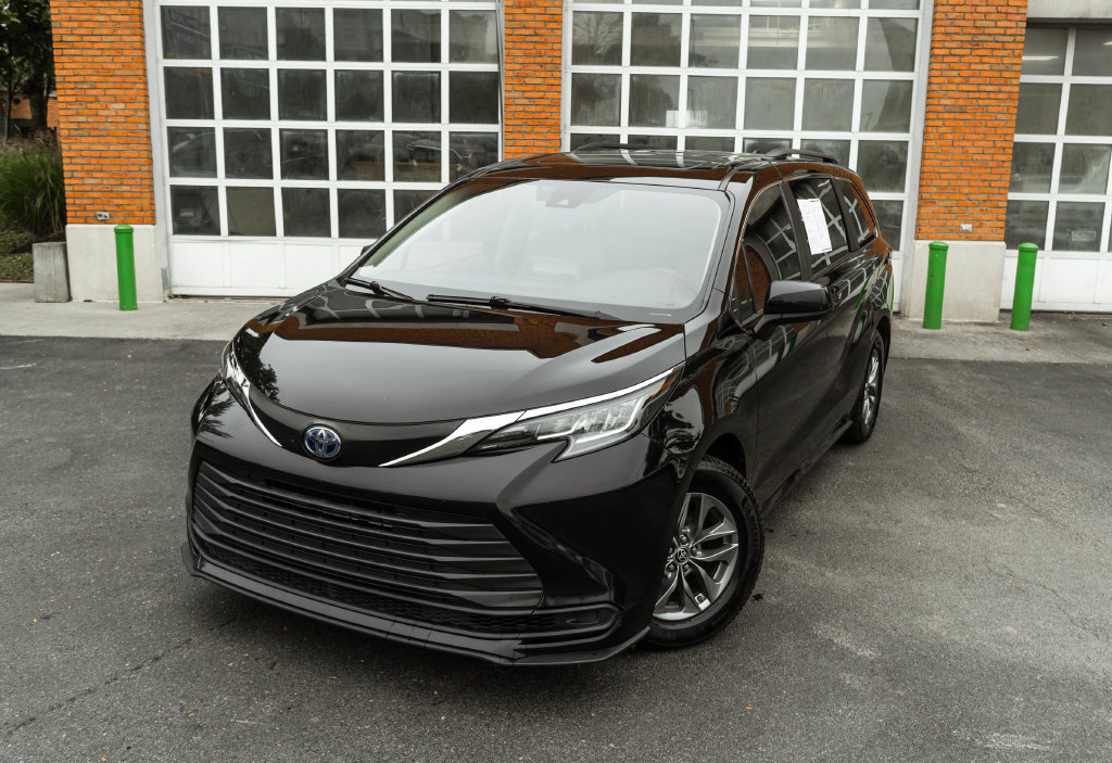 Used 2022 Toyota Sienna LE w/ LE Plus Package AWD/4WD image 2
