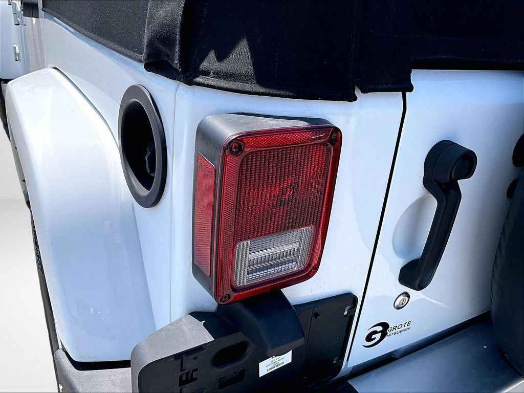 Used 2015 Jeep Wrangler Unlimited Sahara w/ Connectivity Group AWD/4WD image 31