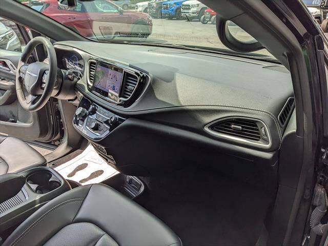 Used 2023 Chrysler Pacifica Touring-L w/ Uconnect Theater Family Group AWD/4WD image 17
