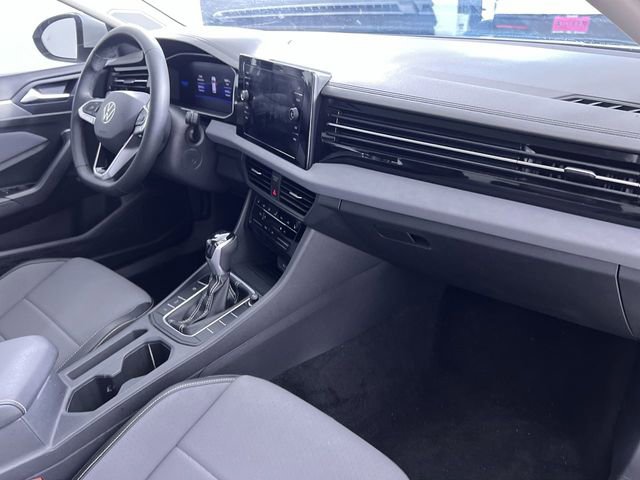 Used 2025 Volkswagen Jetta SE w/ Sunroof Package image 29