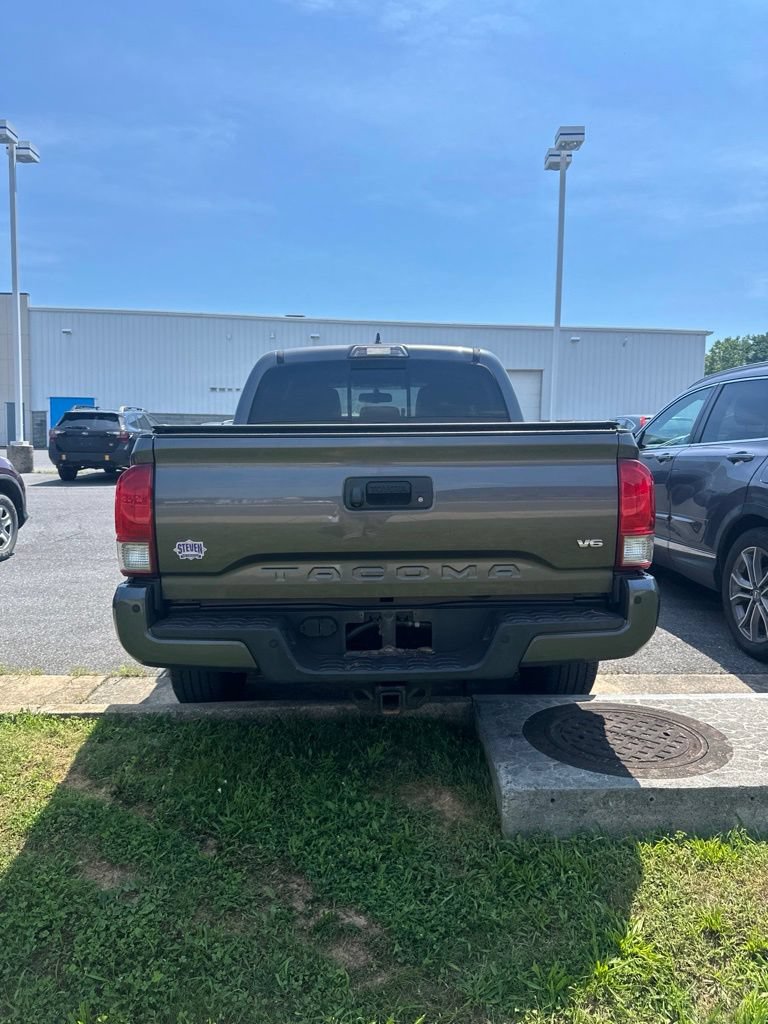 Used 2017 Toyota Tacoma TRD Off-Road w/ Premium & Technology Package AWD/4WD image 5