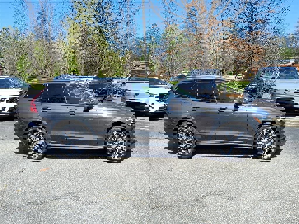 Certified 2025 Volvo V60 B5 Cross Country Plus image 2