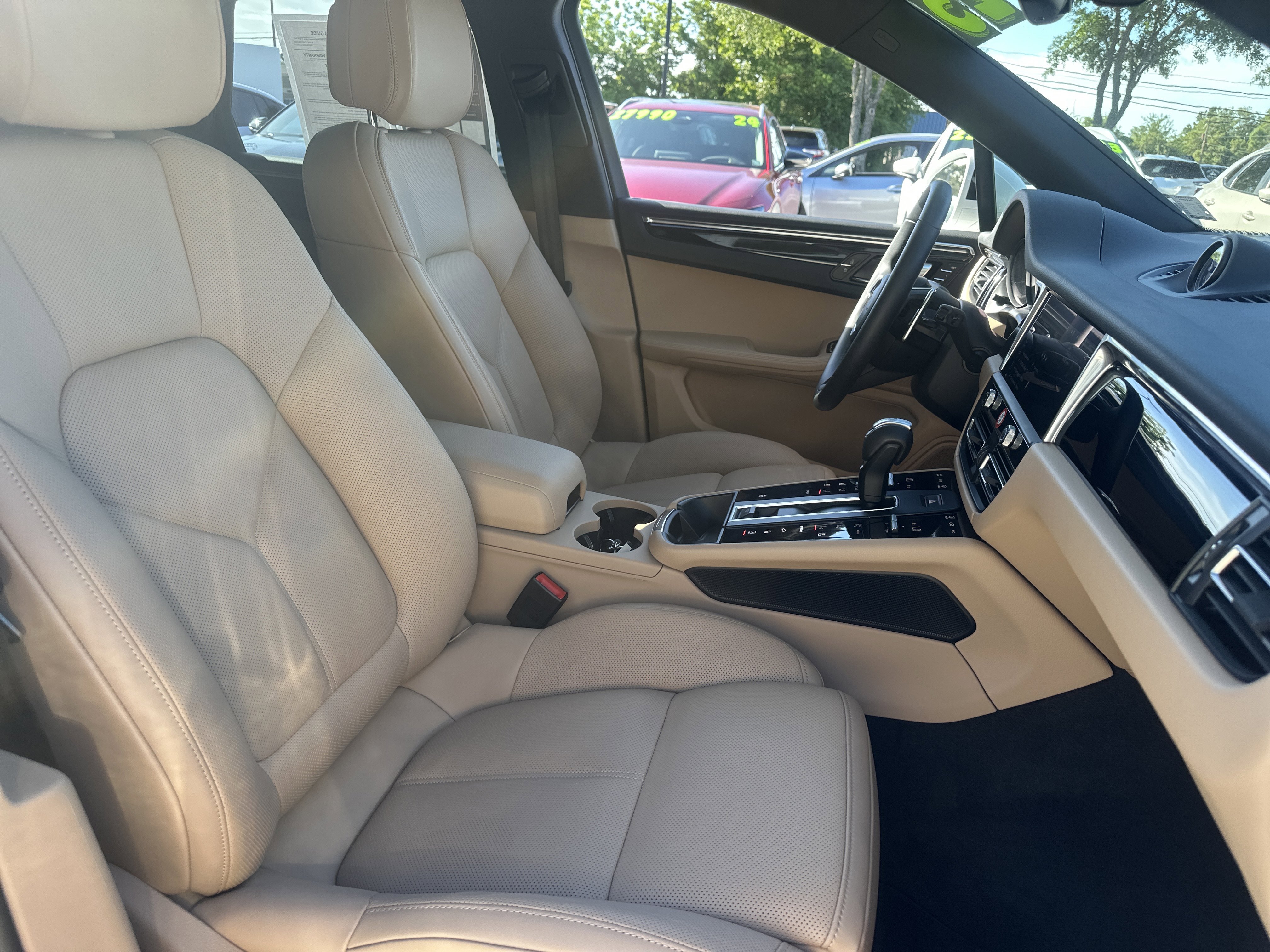 Used 2025 Porsche Macan AWD/4WD image 3