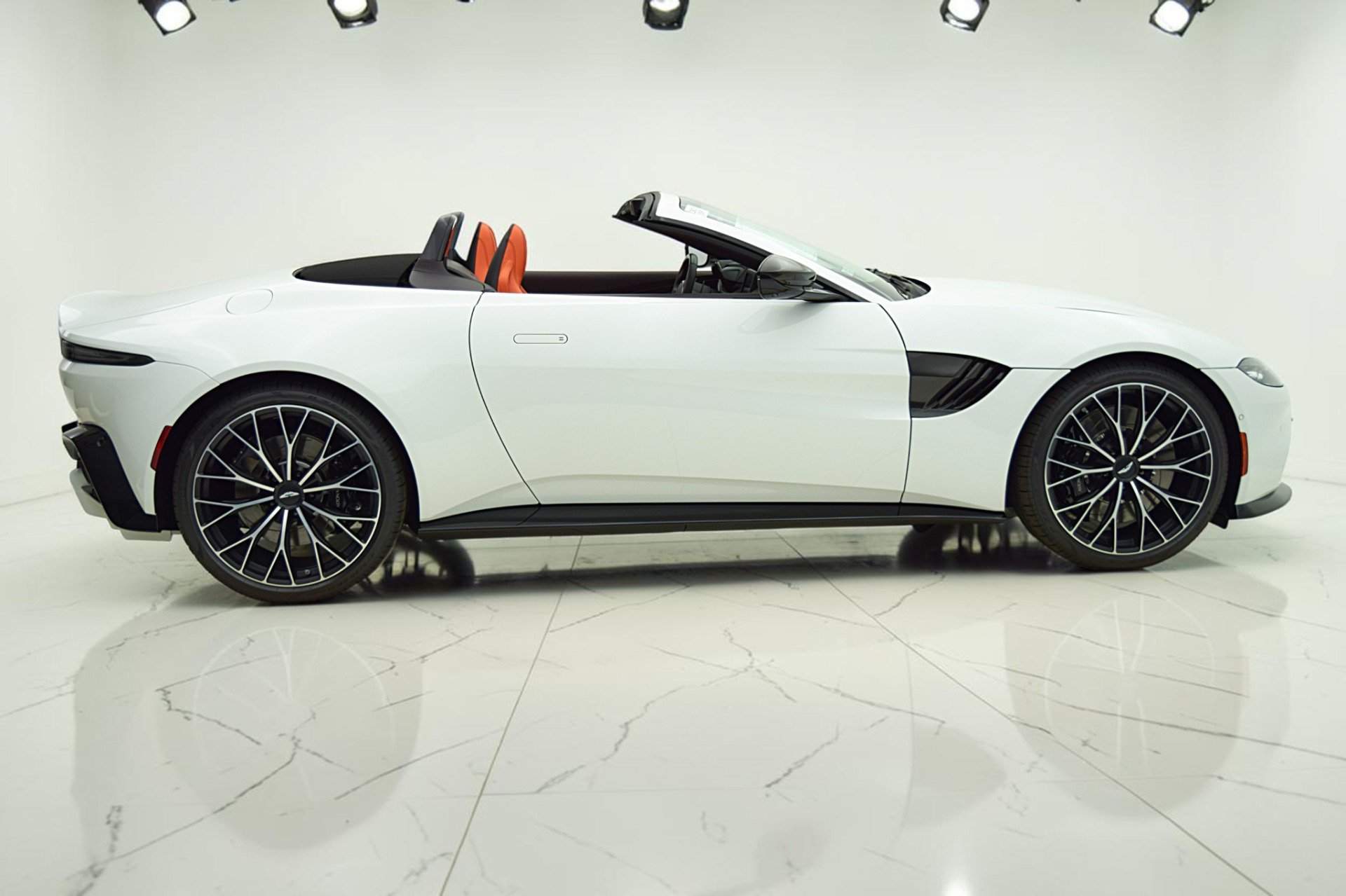 Used 2023 Aston Martin V8 Vantage Roadster RWD image 13