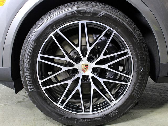 Certified 2025 Porsche Cayenne AWD/4WD image 12