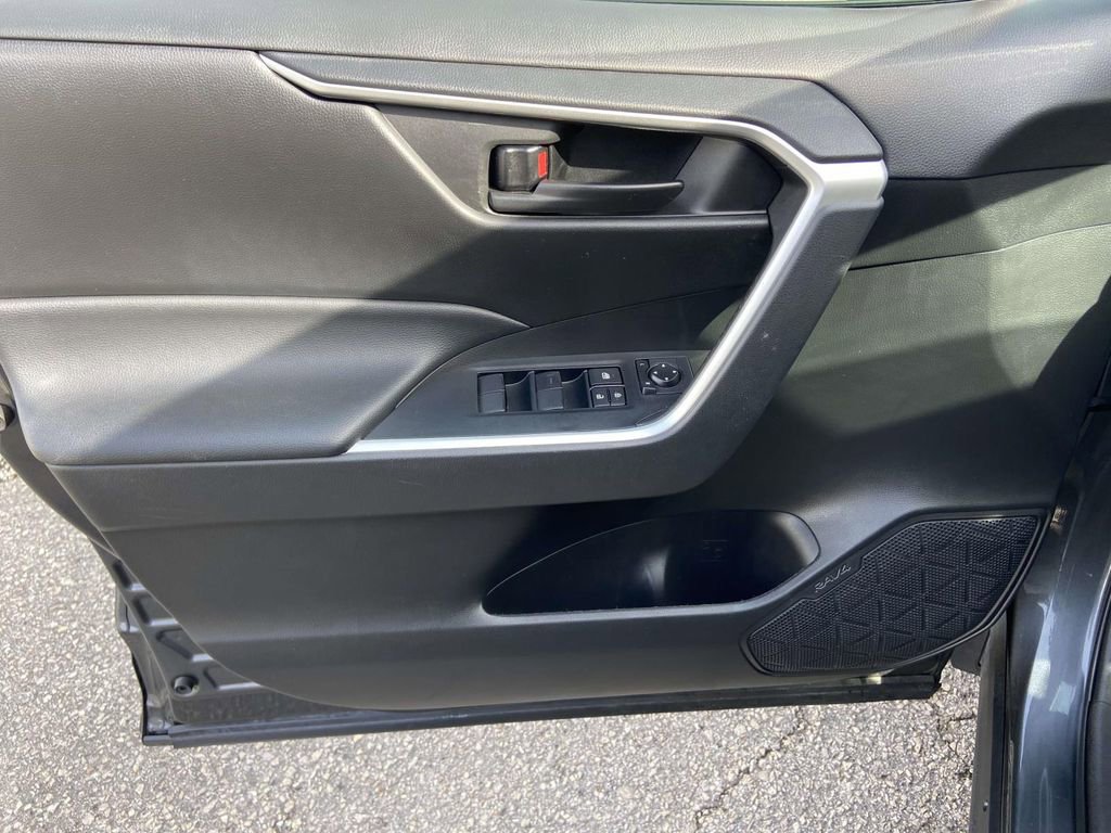 Used 2022 Toyota RAV4 LE image 12