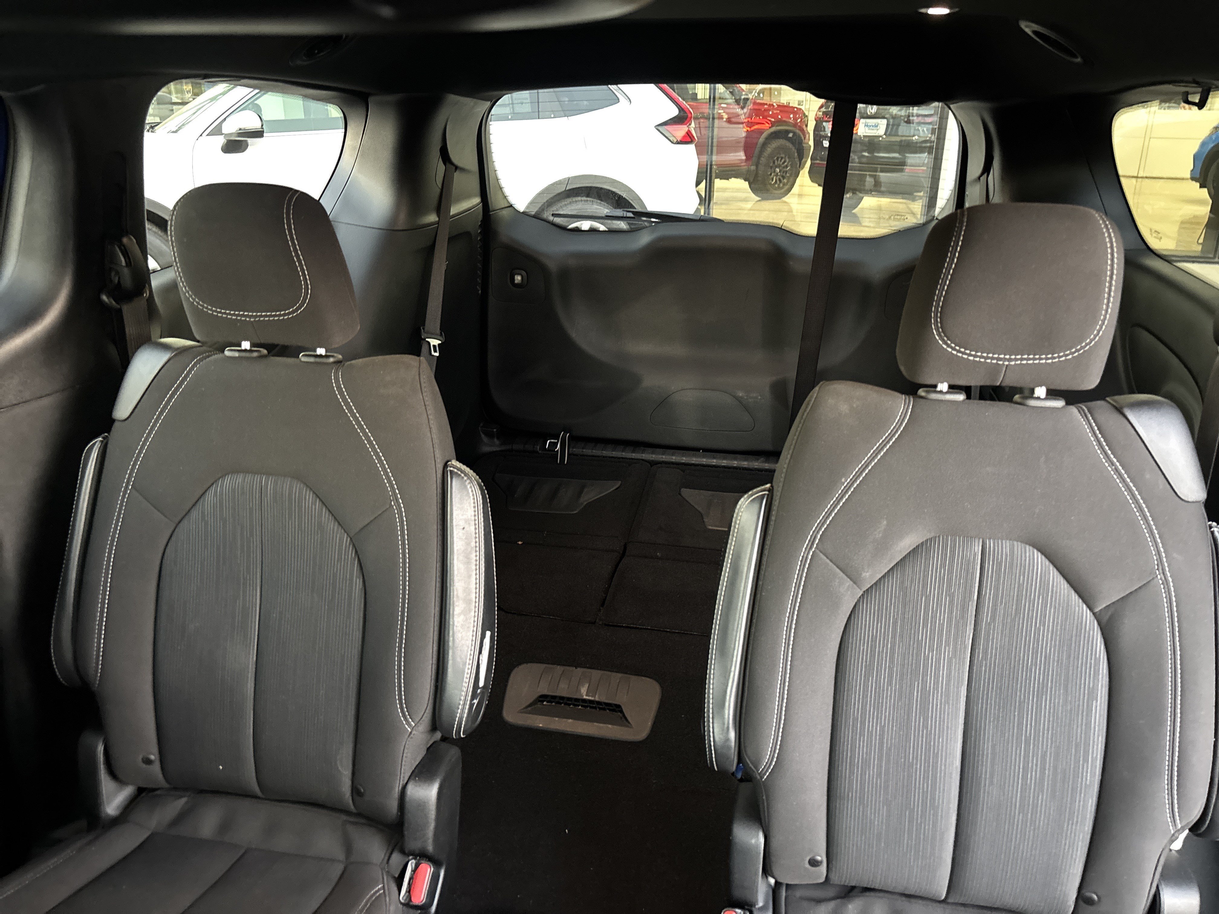 Used 2020 Chrysler Pacifica Touring w/ S Appearance Package FWD image 25