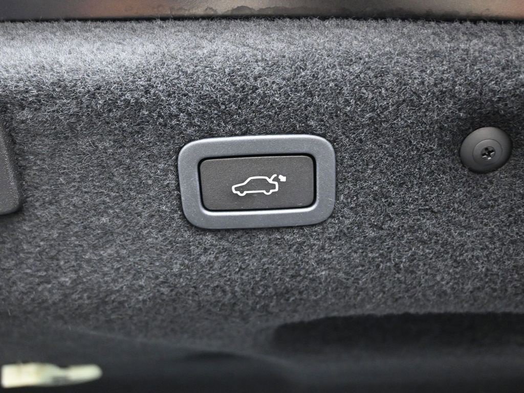 Used 2022 Jaguar XF R-Dynamic SE image 15