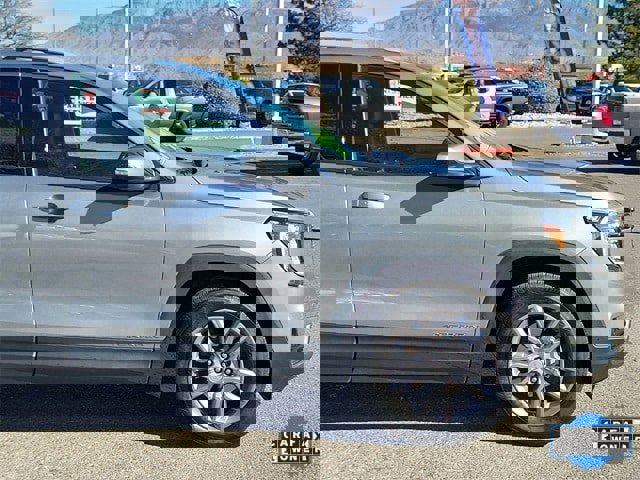 Used 2024 GMC Terrain SLT image 2