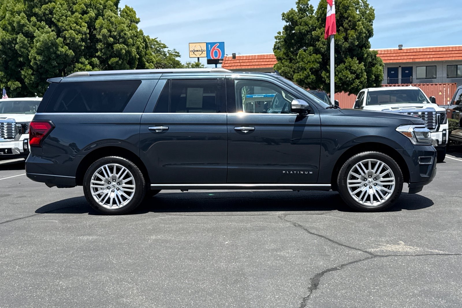 Used 2024 Ford Expedition Max Platinum AWD/4WD image 3