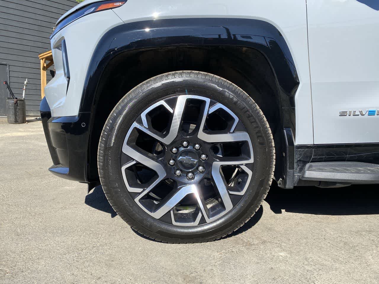 Used 2025 Chevrolet Silverado EV RST AWD/4WD image 11