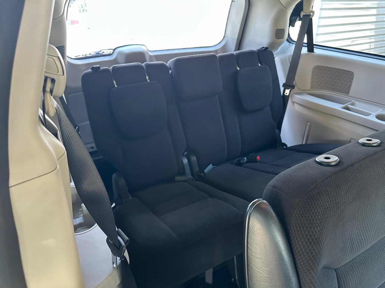 Used 2015 Dodge Grand Caravan American Value Package w/ UConnect Hands-Free Group FWD image 31