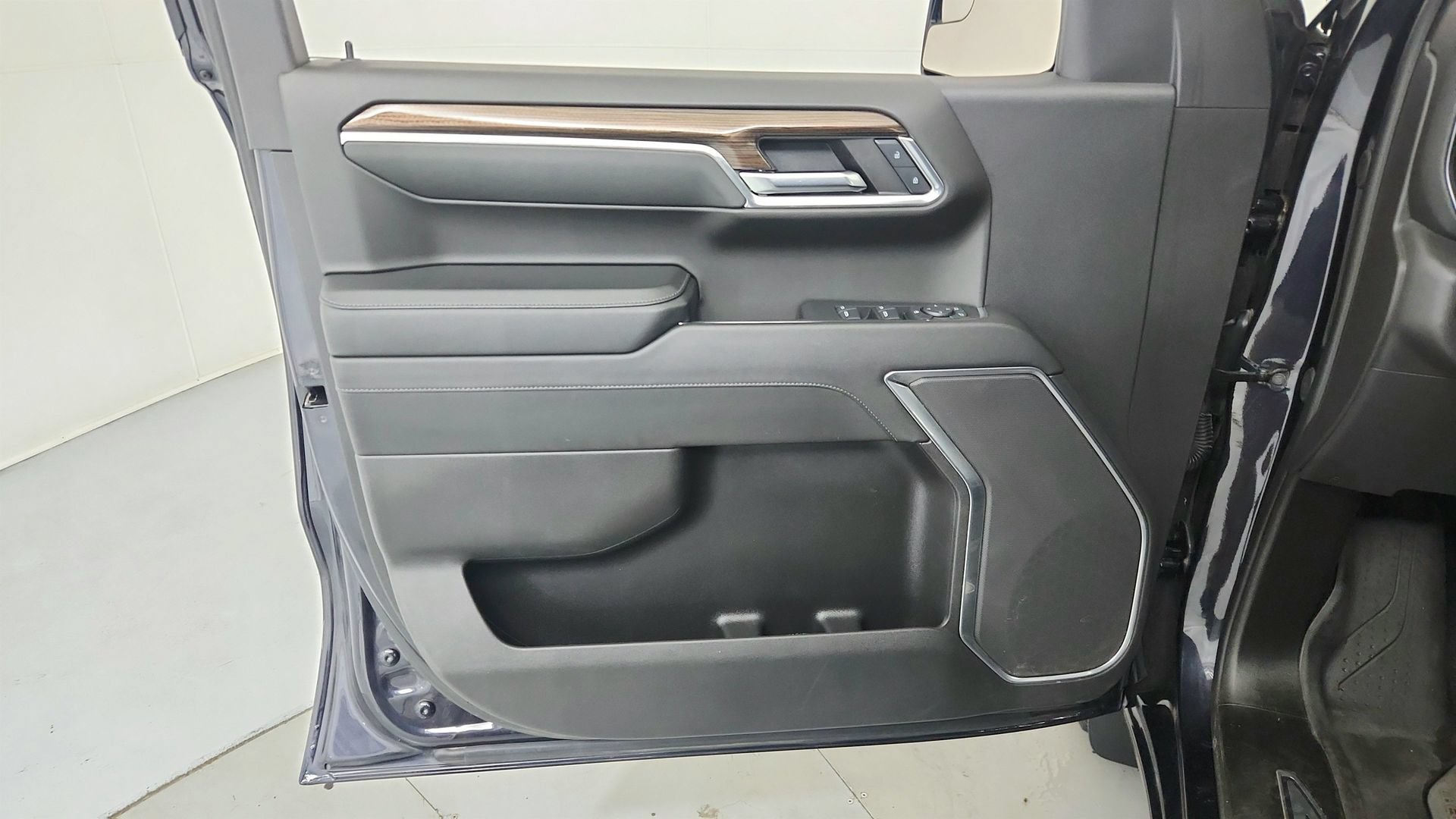 Used 2024 Chevrolet Silverado 1500 LT AWD/4WD image 16