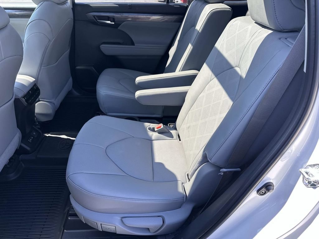 New 2026 Toyota Highlander Platinum AWD/4WD image 11