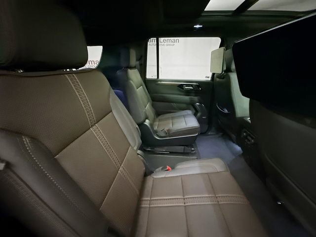 Used 2025 Chevrolet Suburban High Country AWD/4WD image 33