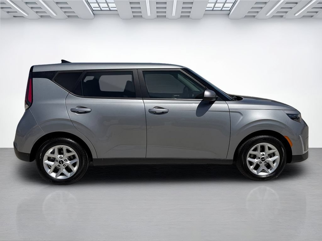 Used 2024 Kia Soul LX w/ Option Group 015 FWD image 2
