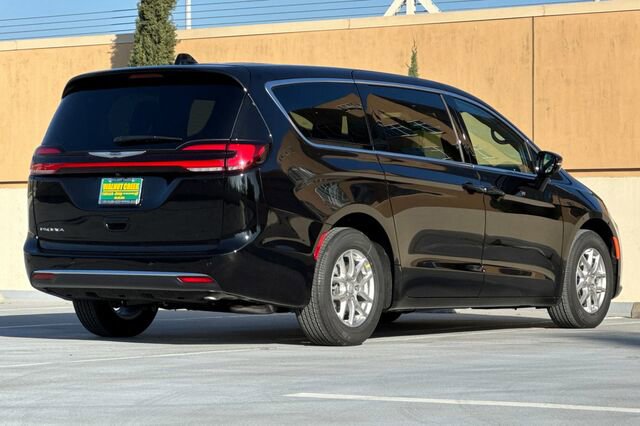 New 2026 Chrysler Pacifica Select image 4