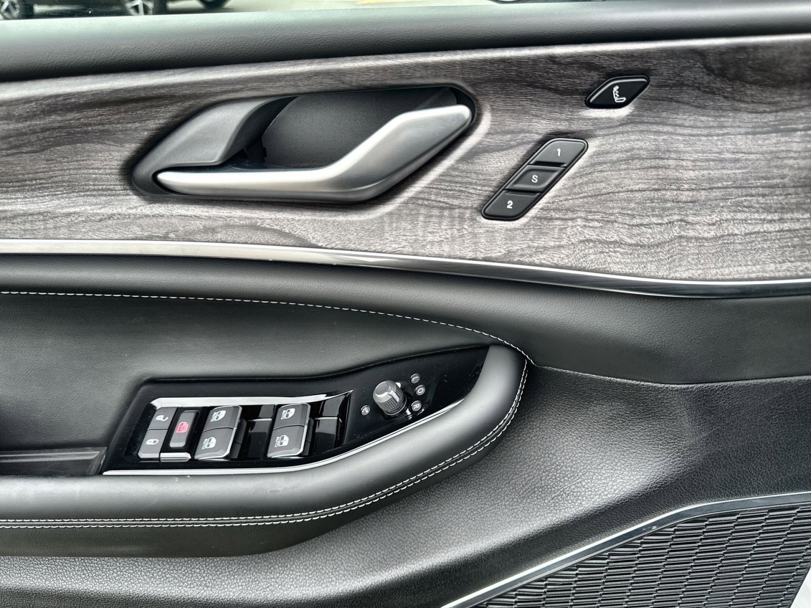 Used 2024 Jeep Grand Cherokee Overland w/ Luxury Tech Group IV image 15