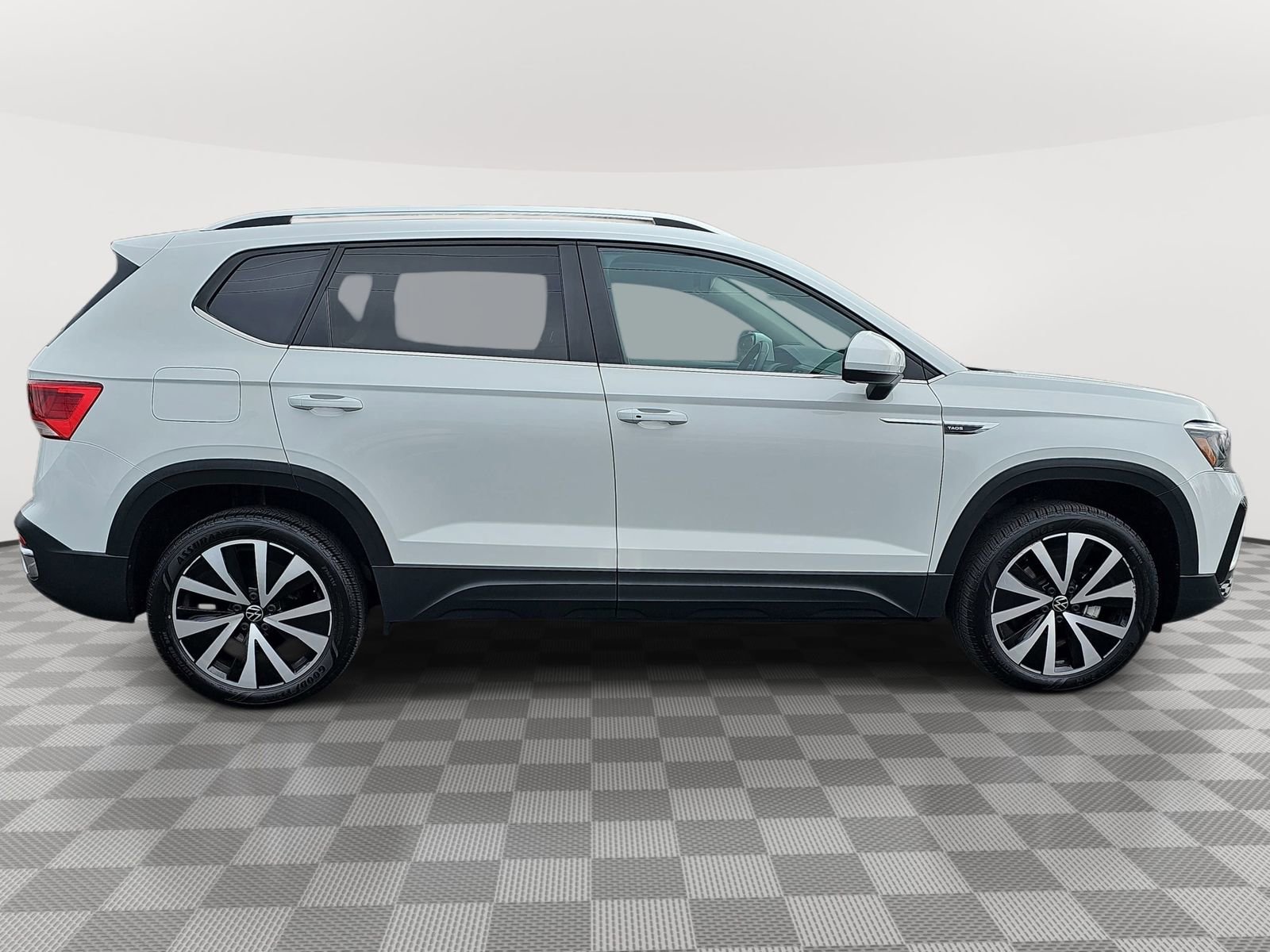 Used 2022 Volkswagen Taos SE FWD image 4