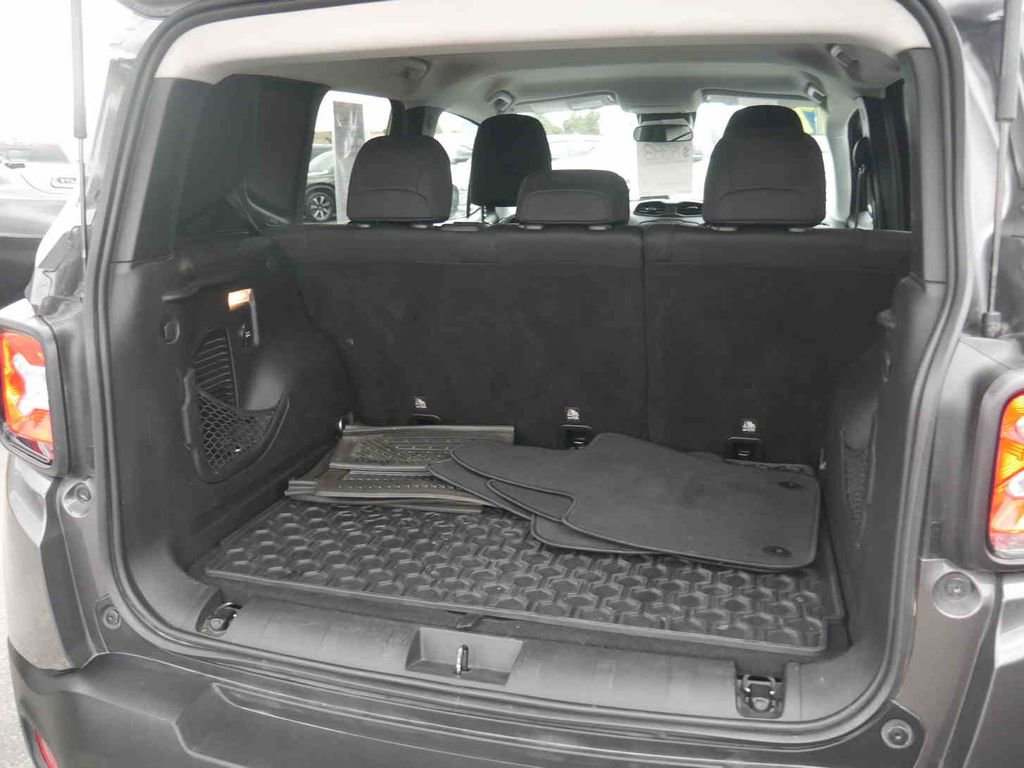 Used 2017 Jeep Renegade Altitude AWD/4WD image 9