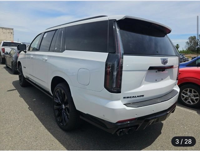 Used 2025 Cadillac Escalade ESV V w/ LPO, ONYX Package AWD/4WD image 4