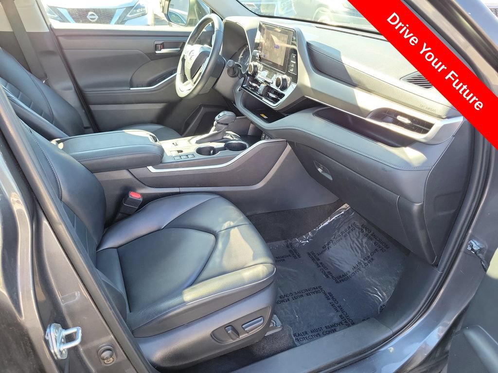 Used 2024 Toyota Highlander XLE FWD image 17