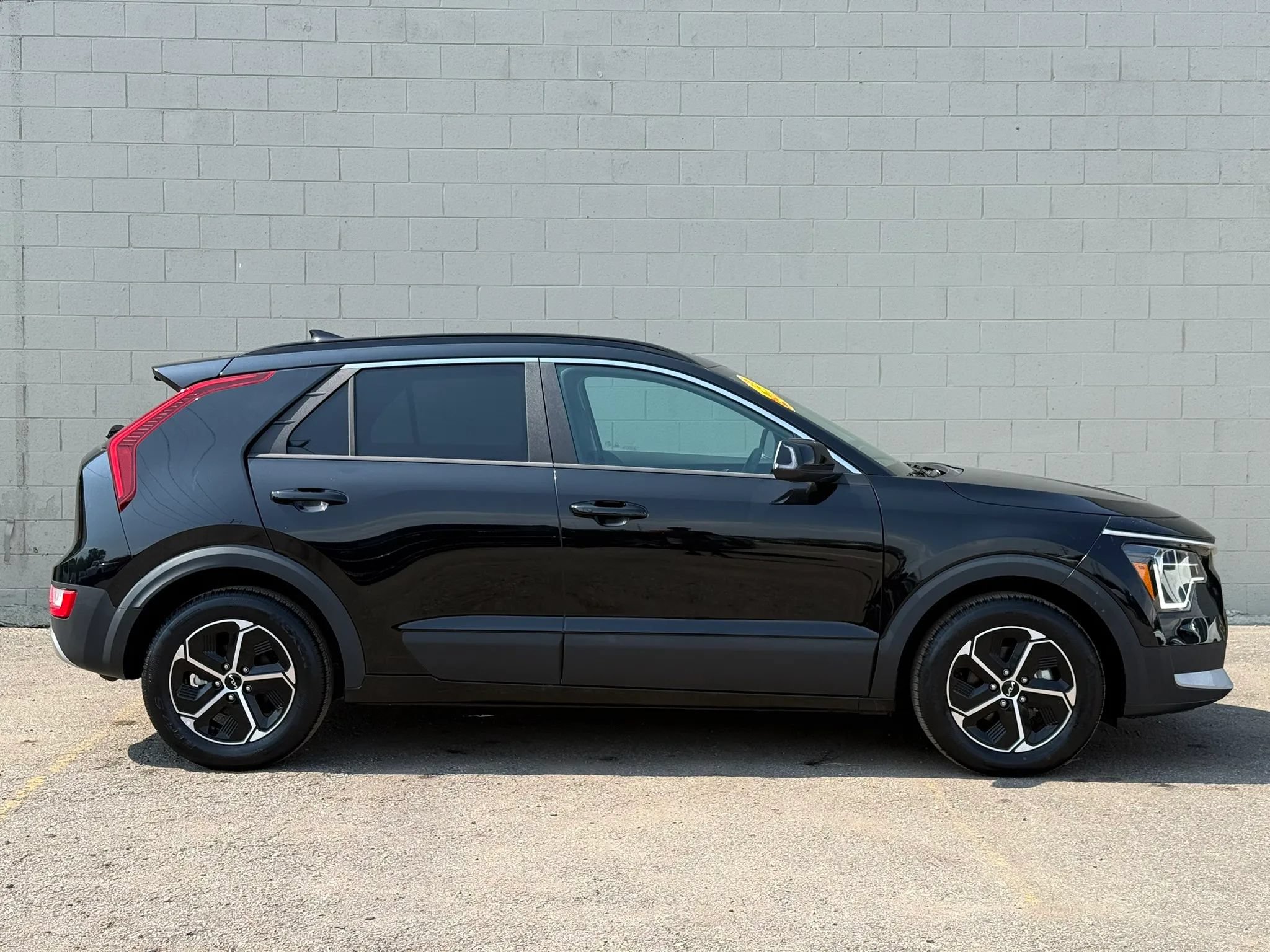 Used 2024 Kia Niro EX FWD image 8