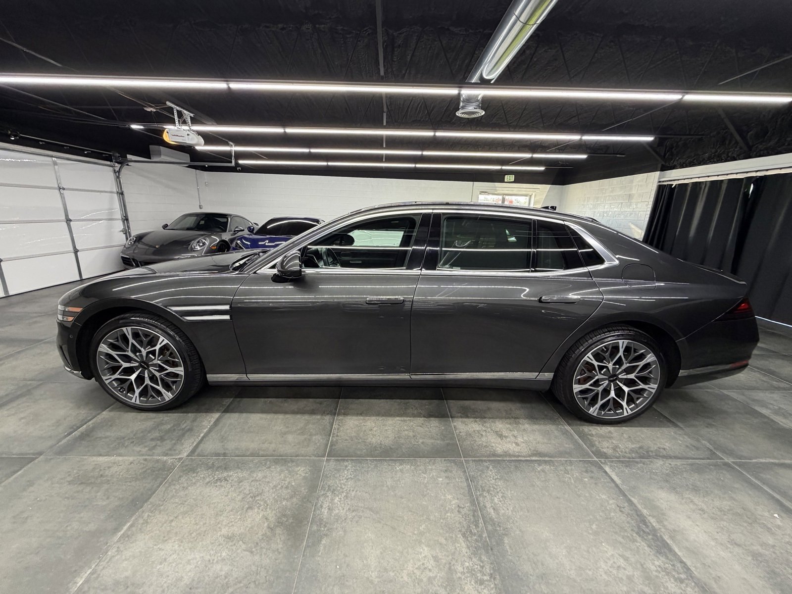 Used 2023 Genesis G90 3.5T image 3
