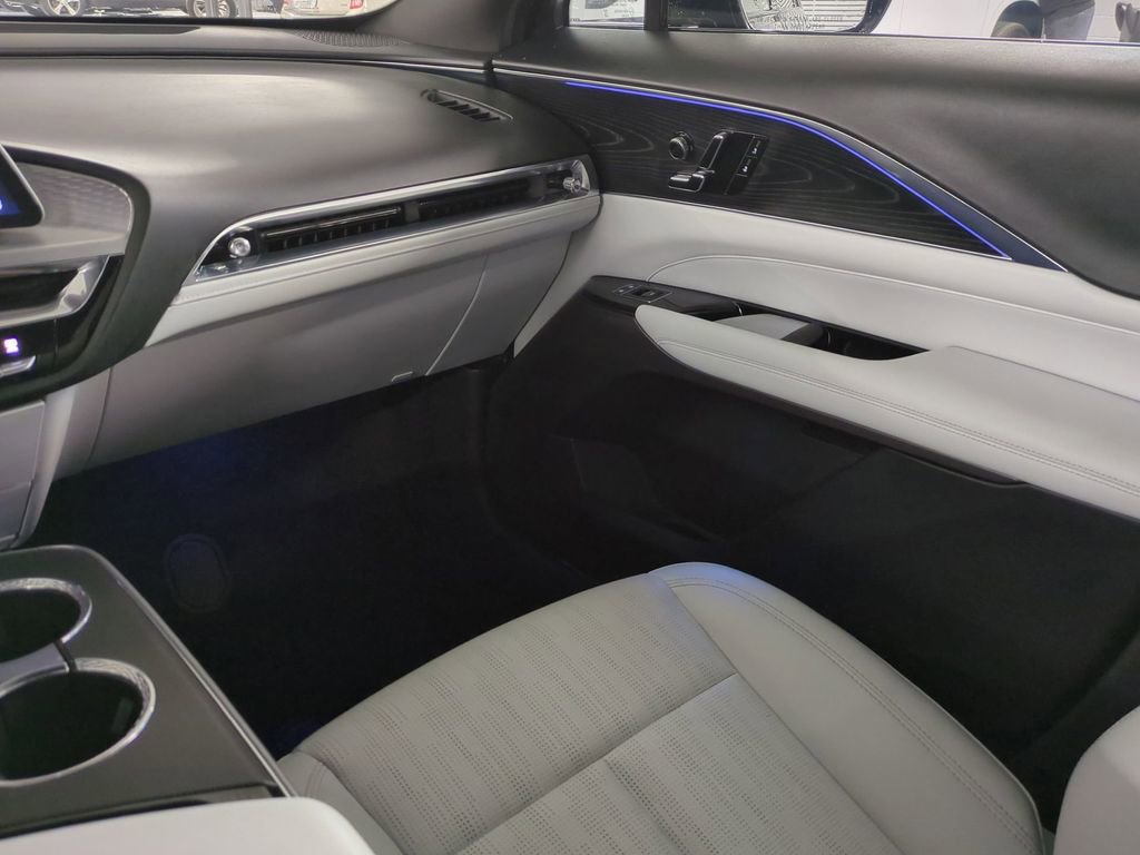 Used 2024 Cadillac Lyriq Sport image 16