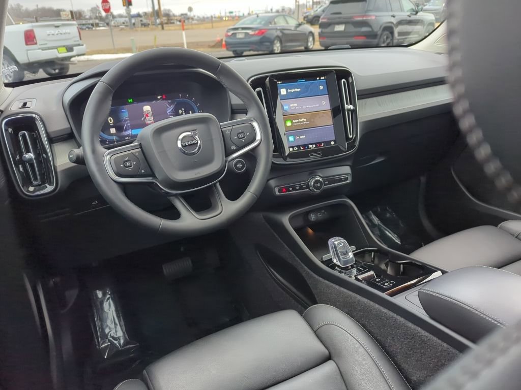 Used 2024 Volvo XC40 B5 Plus image 15